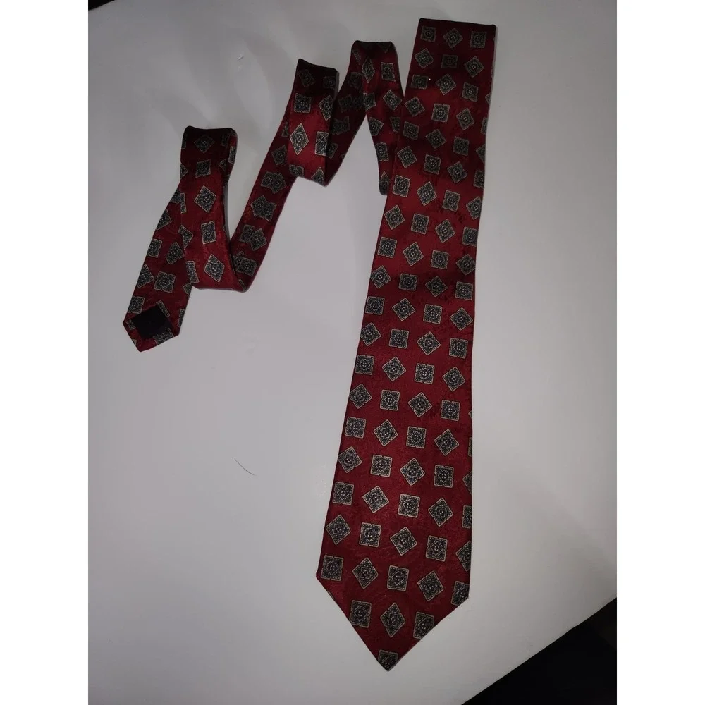 Van Heusen 417 Silk Mens Red Blue Gold Geometric Pattern Classic Neck Tie